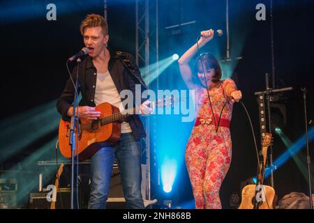 Daniel Heptinstall e Lorna Thomas di Skinny Lister si esibiscono al Wickham Festival, Hampshire, Regno Unito. Agosto 5, 2022 Foto Stock