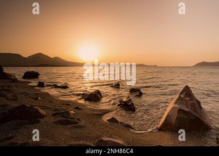 Tramonto sulla spiaggia di Achivadolimni, Milos Foto Stock