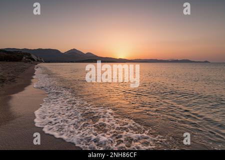 Tramonto sulla spiaggia di Achivadolimni, Milos Foto Stock