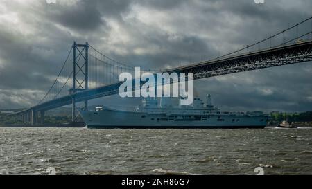 HMS Ark Royal naviga da Rosyth Dockyard e passa sotto l'iconico Forth Road Bridge nell'ottobre 2006 Foto Stock