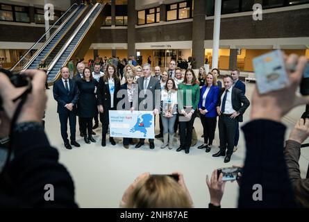 L'AIA - i genitori consegnano una petizione ai membri del parlamento nello Statenhal della Camera dei rappresentanti. I genitori sono preoccupati per la qualità delle cure per i pazienti di cuore dei bambini e i pazienti di cancro dei bambini ora che il ministro della Salute, del benessere e dello sport, Ernst Kuipers, ha annunciato in una proposta di decisione che WKZ/UMC Utrecht non eseguirà più operazioni cardiache e cateterizzazioni. può esibirsi nei bambini. ANP BART MAAT netherlands OUT - belgio OUT Foto Stock