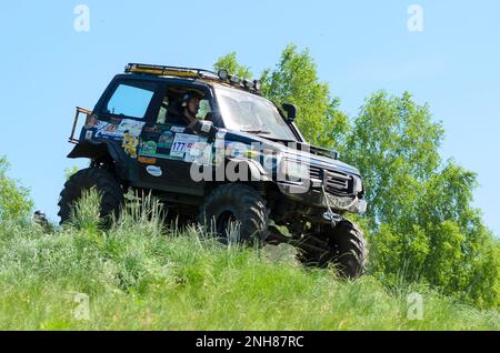 Persone in fuoristrada in estate nel campo in Russia Foto Stock