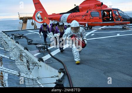 STATI UNITI Gli equipaggi della Guardia di costa Cutter Healy conducono un rifornimento di “gas caldo” con la stazione aerea Kodiak vicino al Circolo polare Artico il 21 luglio 2022. Nella foto è raffigurato il Petty Officer 2nd Class Erin Asher, un addetto al controllo dei danni, che guida un team specializzato nel settore dei carburanti per completare l'evoluzione. STATI UNITI Guardia costiera Foto ausiliaria di Deborah Cordone. Foto Stock