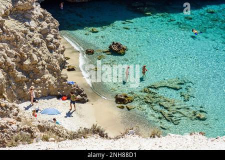 La piccola spiaggia di Tsigrado vista dall'alto, Milos Foto Stock