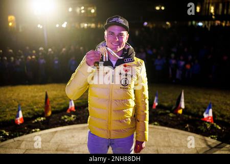 20 febbraio 2023, Baviera, Fischen im Allgäu: Parallelo gigante Slalom campione del mondo Alexander Schmid con la sua medaglia durante il suo ricevimento dopo i Campionati del mondo di sci alpino a Courchevel e Meribel. Foto: Tom Weller/dpa Foto Stock