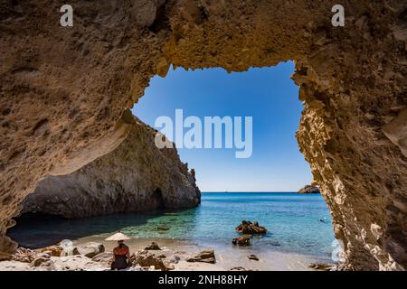 Spiaggia di Tsigrado vista dall'interno di una grotta, Milos Foto Stock