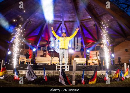 20 febbraio 2023, Baviera, Fischen im Allgäu: Il campione del mondo Slalom gigante parallelo Alexander Schmid ondeggia durante il suo ricevimento dopo i Campionati del mondo di sci alpino a Courchevel e Meribel. Foto: Tom Weller/dpa Foto Stock