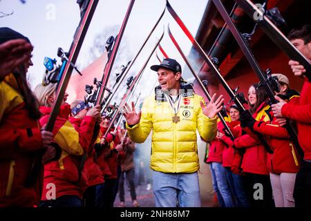 20 febbraio 2023, Baviera, Fischen im Allgäu: Il campione del mondo Slalom gigante parallelo Alexander Schmid cammina attraverso un trellis di sci durante la sua accoglienza dopo i Campionati del mondo di sci alpino a Courchevel e Meribel. Foto: Tom Weller/dpa Foto Stock