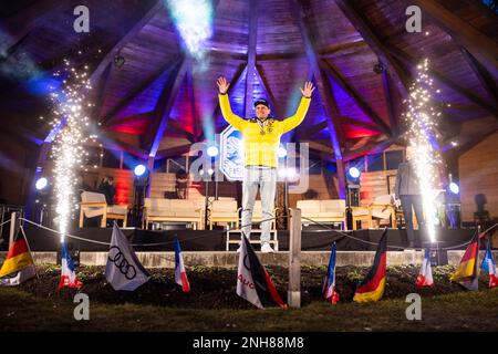 20 febbraio 2023, Baviera, Fischen im Allgäu: Il campione del mondo Slalom gigante parallelo Alexander Schmid ondeggia durante il suo ricevimento dopo i Campionati del mondo di sci alpino a Courchevel e Meribel. Foto: Tom Weller/dpa Foto Stock