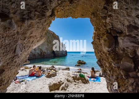 Spiaggia di Tsigrado vista dall'interno di una grotta, Milos Foto Stock