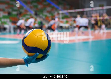 LUBIN, POLONIA - 04 OTTOBRE 2021: Pallavolo maschile Polacco PlusLiga Match Cuprum Lubin VS Skra Belchatow 1:3. Palla da pallavolo con campo da gioco nel Foto Stock