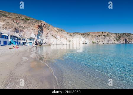 Spiaggia con case sul mare nel villaggio di Firopotamos, Milos Foto Stock