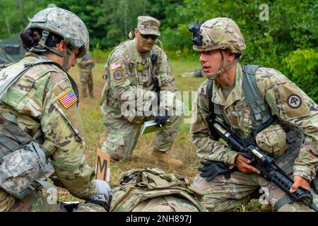 Un soldato, a sinistra, racconta le lesioni simulate di un incidente a SPC. Desiree Martinez, a destra, una medica di combattimento con 3rd battaglione, 112th Field Artillery Regiment, 44th Fanteria Brigata Combat Team, durante Exportable Combat Training Capability 22-01 su Fort Drum, NY, 21 luglio 2022. Foto Stock