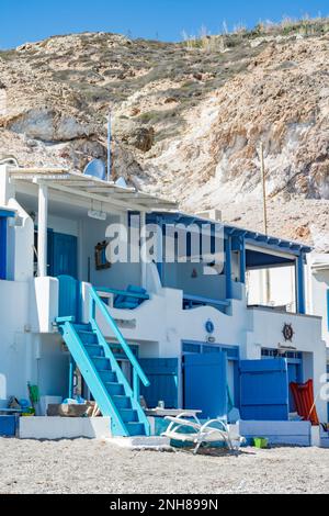 Case sul mare sulla spiaggia del villaggio di Firopotamos, Milos Foto Stock