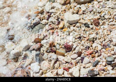Ciottoli colorati sulla spiaggia di Kastanas, Milos Foto Stock