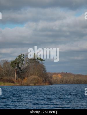 Acqua di Alton (serbatoio di Alton) in una giornata di sole nel mese di febbraio. Colori caldi di alberi, cielo blu. Foto Stock