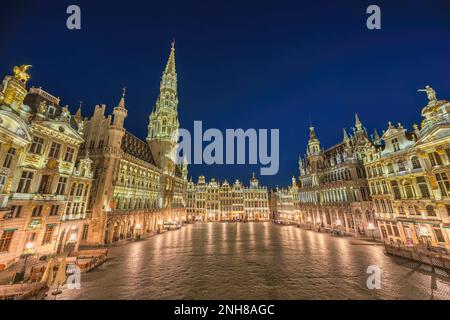 Bruxelles Belgio, skyline notturno della città a Grand Place Square Foto Stock