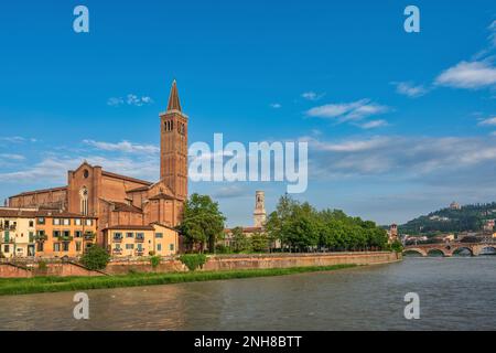 Verona Italia, skyline della città sull'Adige e Basilica di Santa Anastasia con Ponte pietra Foto Stock