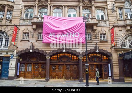 Londra, Regno Unito. 21st febbraio 2023. Bandiera inglese dell'Opera Nazionale (ENO) fuori dal London Coliseum Theatre, St Martin's Lane, West End. Foto Stock