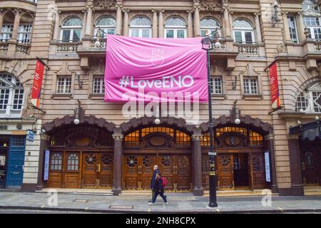 Londra, Regno Unito. 21st febbraio 2023. Bandiera inglese dell'Opera Nazionale (ENO) fuori dal London Coliseum Theatre, St Martin's Lane, West End. Foto Stock