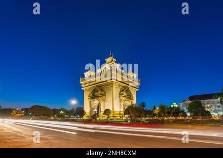 Vientiane Laos, skyline notturno della città a Patuxai (Patuxay), il punto di riferimento più famoso di Vientiane Foto Stock