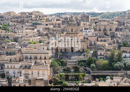 Modica, Italia-8 maggio 2022: Vista panoramica della caratteristica città di Modica e della sua cattedrale di San Giorgio in Sicilia durante una giornata nuvolosa Foto Stock