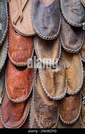 Pantofole tradizionali in pelle nel souk del Cairo in Egitto. Foto Stock