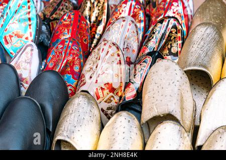 Pantofole tradizionali in pelle nel souk del Cairo in Egitto. Foto Stock