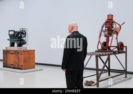 Londra, Regno Unito. 21st Feb, 2023. Il personale posa con gli spogliatori di asset, 2019, una raccolta di diverse installazioni. La Hayward Gallery presenta il primo importante sondaggio di lavoro dell'acclamato artista britannico Mike Nelson. "Mike Nelson: Estintion beckons" si terrà fino al 7th maggio. Credit: Imageplotter/Alamy Live News Foto Stock