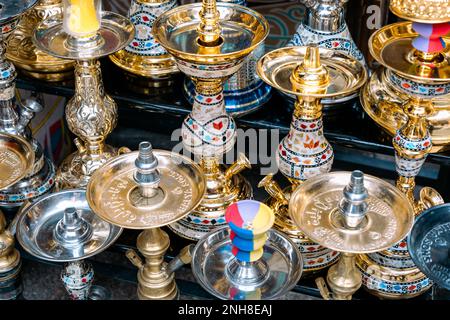 Narghilè nel negozio di souvenir al mercato egiziano. Foto Stock