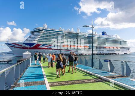 I passeggeri possono salire a bordo della nave da crociera P&o Arvia, Fort-de-France, Martinica, piccole Antille, Caraibi Foto Stock