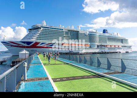 I passeggeri possono salire a bordo della nave da crociera P&o Arvia, Fort-de-France, Martinica, piccole Antille, Caraibi Foto Stock