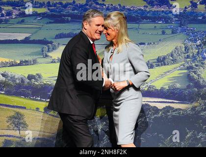 Il leader laburista Sir Keir Starmer saluta il presidente della National Farmers' Union of England and Wales Minette Batters durante la National Farmers' Union Conference alla ICC di Birmingham. Data immagine: Martedì 21 febbraio 2023. Foto Stock