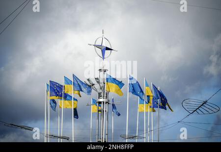 Kiew, Ucraina. 21st Feb, 2023. Le bandiere dell'Ucraina e dell'Europa soffiano nel vento nella capitale Ucraina. Il 24 febbraio 2023 segna il primo anniversario della guerra di aggressione russa contro l'Ucraina. Credit: Kay Nietfeld/dpa/Alamy Live News Foto Stock