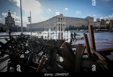 Kiew, Ucraina. 21st Feb, 2023. Le barriere del carro armato stanno sul lato della strada sul Maidan nella capitale Ucraina. Il 24 febbraio 2023 segna il primo anniversario della guerra di aggressione russa contro l'Ucraina. Credit: Kay Nietfeld/dpa/Alamy Live News Foto Stock