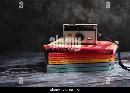 Foto della fotocamera Kodak instamatic su una pila di libri fotografici Foto Stock