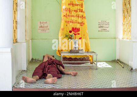 Scena dalla Pagoda Shwedagon a Yangon. Il tempio fu iniziato nel 5th° secolo a.C. e il famoso stupa dorato fu completato 1500 anni fa. Foto Stock