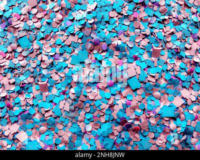 Confetti sparsi in diversi colori sullo sfondo bianco. Confetti per le feste. L'arredamento per la festa. Blu e rosa. Colorate e rotonde Foto Stock