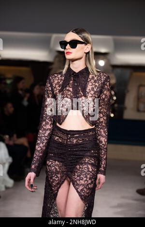 Londra, Regno Unito. 20th Feb, 2023. Una modella cammina al Salone della pista Helen Anthony London Fashion Week AW23 al Park Row London. Credit: SOPA Images Limited/Alamy Live News Foto Stock