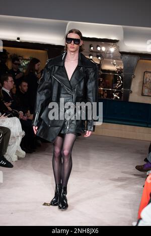 Londra, Regno Unito. 20th Feb, 2023. Una modella cammina al Salone della pista Helen Anthony London Fashion Week AW23 al Park Row London. Credit: SOPA Images Limited/Alamy Live News Foto Stock