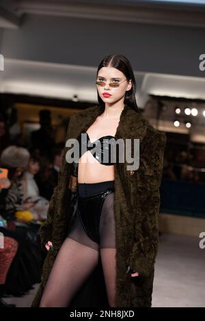 Londra, Regno Unito. 20th Feb, 2023. Una modella cammina al Salone della pista Helen Anthony London Fashion Week AW23 al Park Row London. Credit: SOPA Images Limited/Alamy Live News Foto Stock