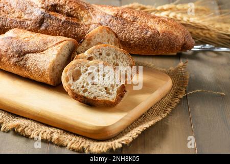 Pane di baguette fatto in casa su sfondo di legno, pane e panetteria concetto Foto Stock