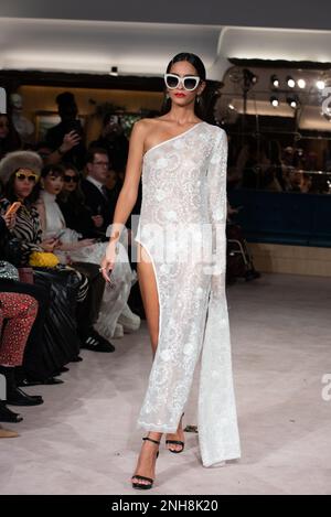 Londra, Regno Unito. 20th Feb, 2023. Una modella cammina al Salone della pista Helen Anthony London Fashion Week AW23 al Park Row London. Credit: SOPA Images Limited/Alamy Live News Foto Stock