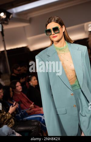 Londra, Regno Unito. 20th Feb, 2023. Una modella cammina al Salone della pista Helen Anthony London Fashion Week AW23 al Park Row London. Credit: SOPA Images Limited/Alamy Live News Foto Stock