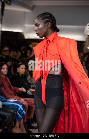 Londra, Regno Unito. 20th Feb, 2023. Una modella cammina al Salone della pista Helen Anthony London Fashion Week AW23 al Park Row London. Credit: SOPA Images Limited/Alamy Live News Foto Stock