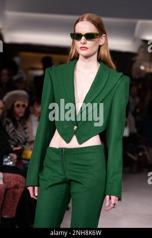 Londra, Regno Unito. 20th Feb, 2023. Una modella cammina al Salone della pista Helen Anthony London Fashion Week AW23 al Park Row London. Credit: SOPA Images Limited/Alamy Live News Foto Stock