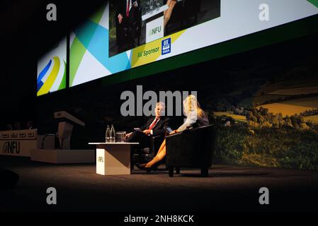 Il leader laburista Sir Keir Starmer parla con il presidente della National Farmers' Union of England and Wales Minette Batters durante la National Farmers' Union Conference alla ICC di Birmingham. Data immagine: Martedì 21 febbraio 2023. Foto Stock