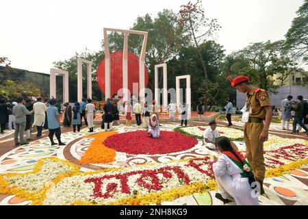 (230221) -- DHAKA, 21 febbraio 2023 (Xinhua) -- volontari decorano il Minar Shaheed Centrale, un monumento solenne e iconico, a Dhaka, Bangladesh il 21 febbraio 2023. Centinaia di migliaia di persone nella capitale del Bangladesh, Dhaka Tuesday, hanno reso omaggio agli attivisti del movimento linguistico del paese che hanno sacrificato la loro vita il giorno del 1952. (Xinhua) Foto Stock