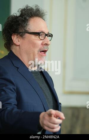 Madrid, Spagna. 21st Feb, 2023. Il regista Jon Favreau, promuove la terza stagione della serie Disney originale, Star Wars: Il Mandaloriano al Ritz Carlton Hotel di Madrid. Credit: SOPA Images Limited/Alamy Live News Foto Stock