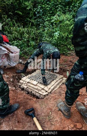 Un tecnico di smaltimento delle ordigni esplosive dell'esercito tailandese reale colloca le mine antiuomo per la detonazione su larga scala nell'area di addestramento di Ta Mor Roi durante l'azione umanitaria della miniera EOD livello 3 nella provincia di Surin, Thailandia, 27 luglio 2022. Le forze Armate reali Thai e Americane collaborano per formare gli studenti del Thailand Mine Action Center al livello 3 dell'EOD al fine di sviluppare una capacità EOD per aiutare la missione di TMAC di diventare senza mine. Questa partnership è in linea con gli Stati Uniti Il programma di azione umanitaria per le miniere del Dipartimento della Difesa, che assiste le nazioni partner colpite dalle mine terrestri, residuo esplosivo Foto Stock